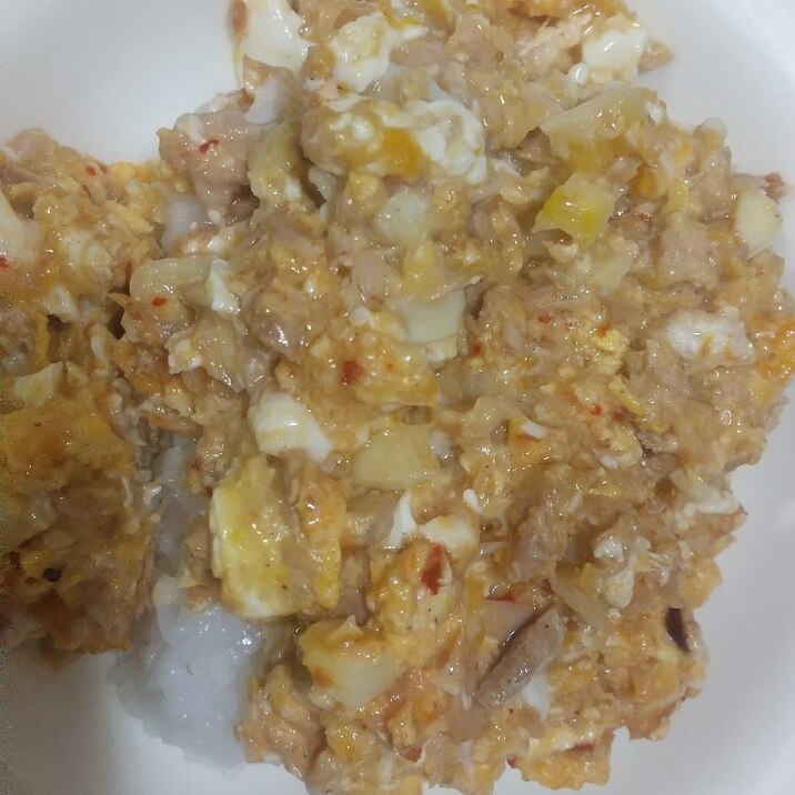 ツナ油漬け缶玉子炒め丼、豆板醤マヨ風味